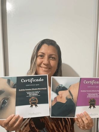 Aluna com certificado