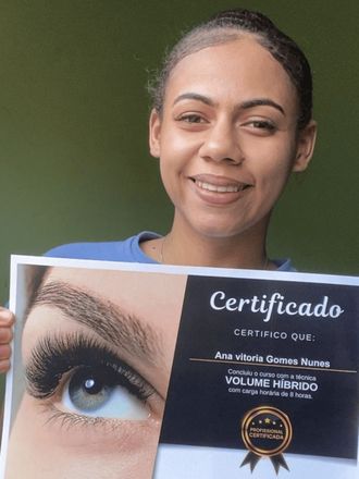 Aluna com certificado