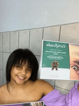 Aluna com certificado