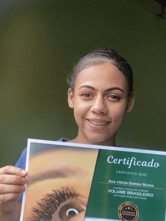 Aluna com certificado