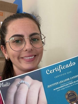 Aluna com certificado