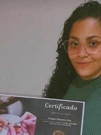 Aluna com certificado